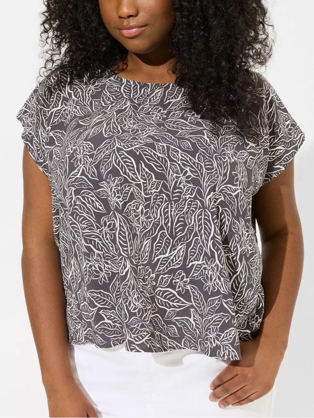 TORRID Floral Leaf Print Split Back Button Detail Top - Size 1 (1X / 14-16)